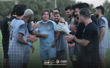 بازیکنان استقلال با تشکیل تونلی انسانی تولد ریکاردو ساپینتو را به وی تبریک گفتند