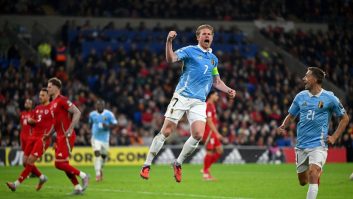 ورود یک موش به زمین بازی در دیدار ولز 2-4 بلژیک مرحله مقدماتی جام جهانی 2026