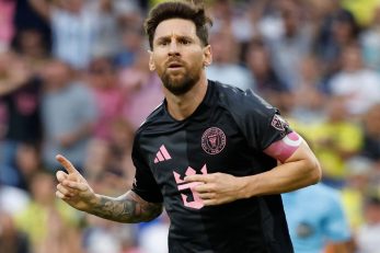 معرفی نوشدینی جدید مسی به نام "Más+" در هر بارسلونا با تابلوی بزرگ از تصویرش