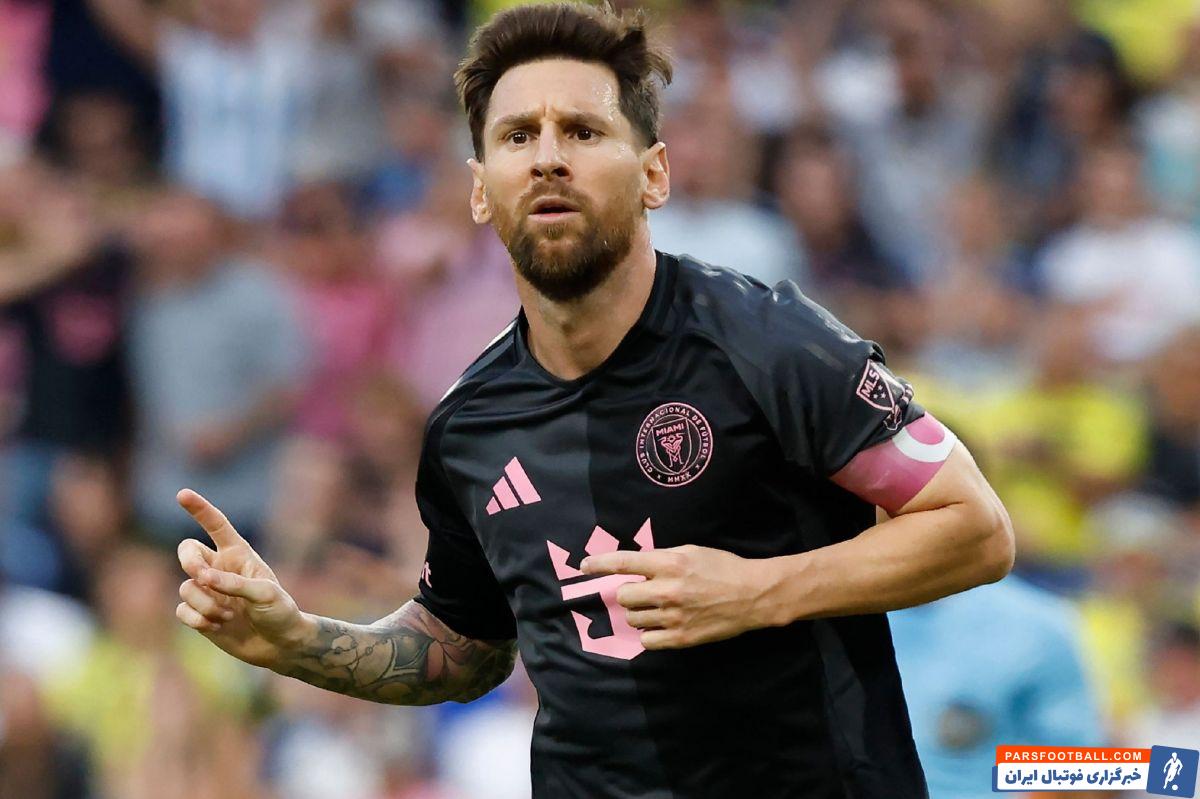 معرفی نوشدینی جدید مسی به نام "Más+" در هر بارسلونا با تابلوی بزرگ از تصویرش