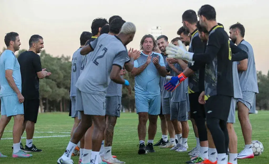 بازیکنان استقلال با تشکیل تونلی انسانی تولد ریکاردو ساپینتو را به وی تبریک گفتند