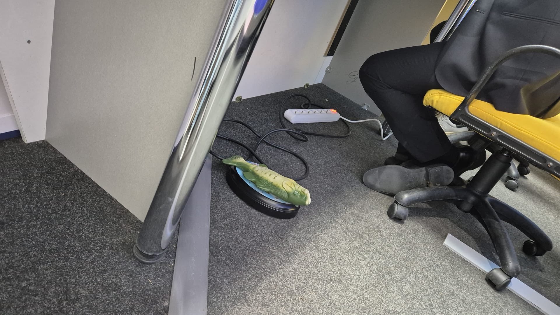 20251001_012134 عجیبترین هدیه سال به سرمربی رئال مادرید؛ ماهی جای امباپه حرف میزند