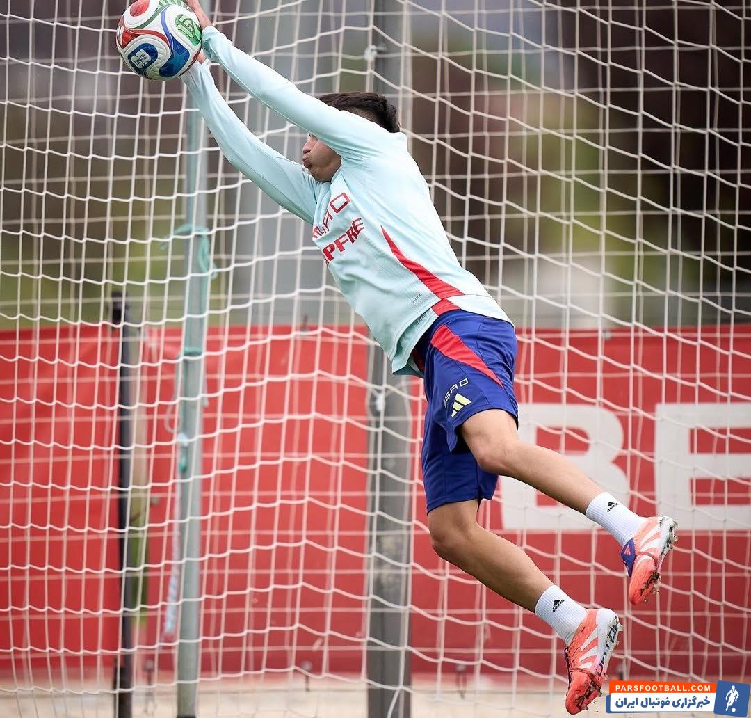 تصویری از واکنش های جالب پدری درون دروازه در تمرین اسپانیا