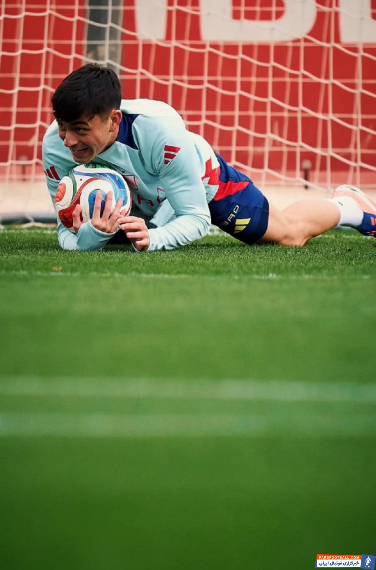 تصویری از واکنش های جالب پدری درون دروازه در تمرین اسپانیا