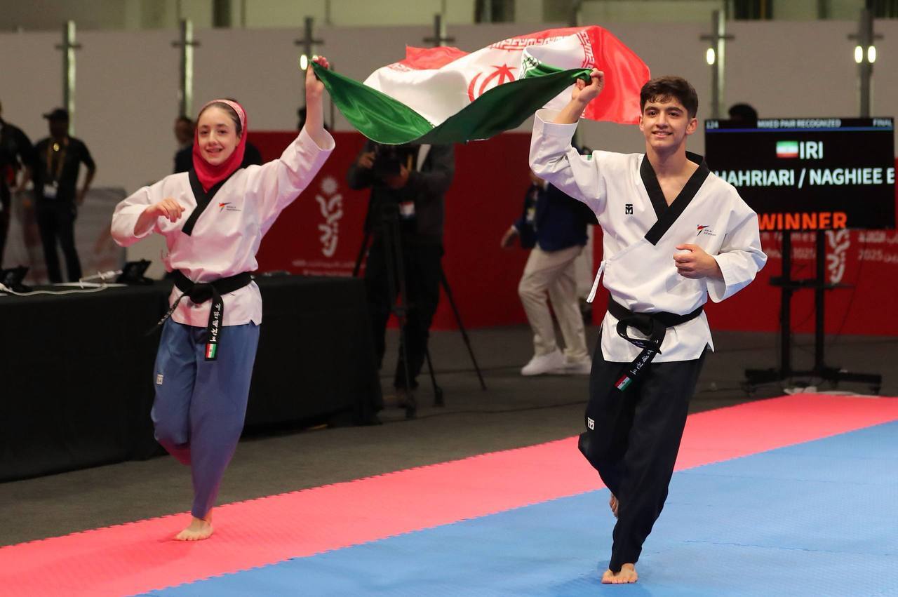 دور افتخار با پرچم