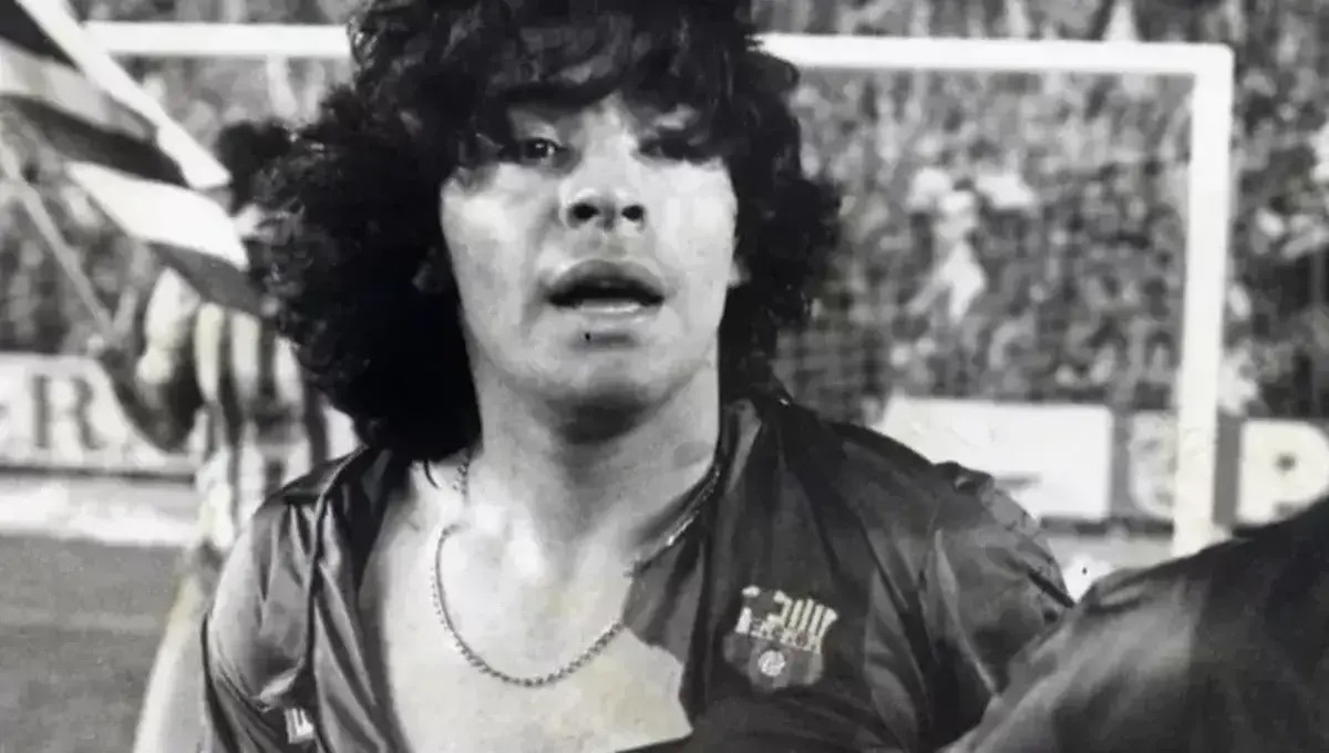 2127084_651-1 پیراهن جنجالی مارادونا به حراج گذاشته میشود +عکس