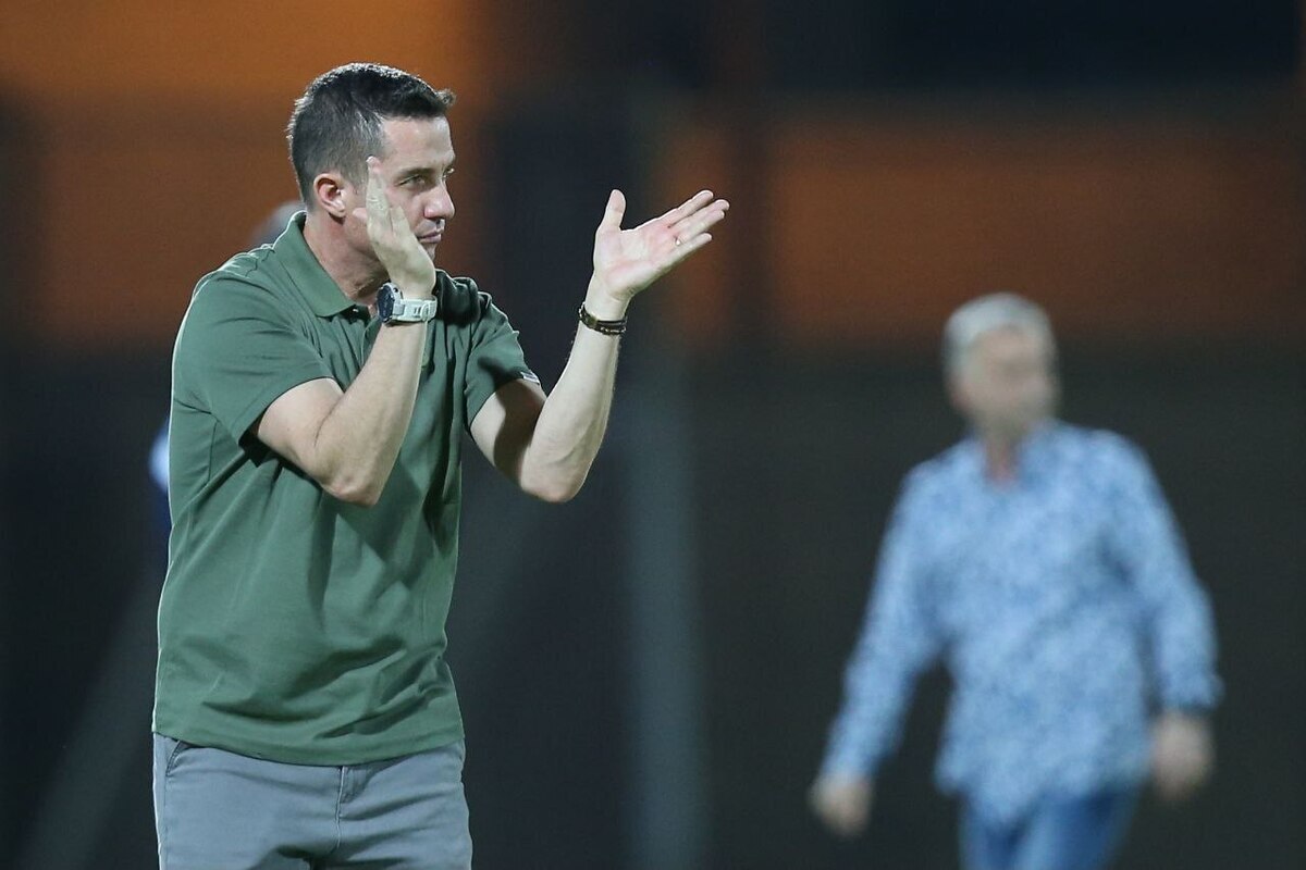 دو سکانس پیشروی وحید هاشمیان با اخراج اوسمار ویرا؛ پرواز یا سقوط هلیکوپترِ پرسپولیس؟ دو سکانس پیشروی وحید هاشمیان با اخراج اوسمار ویرا؛ پرواز یا سقوط هلیکوپترِ پرسپولیس؟