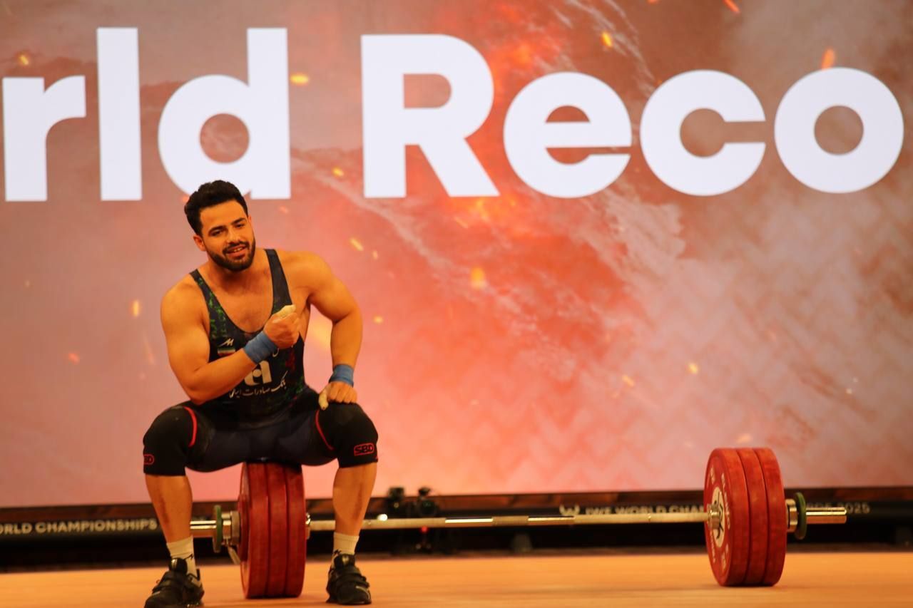 2128527_436-1 مدال طلای وزنهبرداری جهان با طعم رکوردشکنی؛ کولاک علیرضا معینی روی تخته