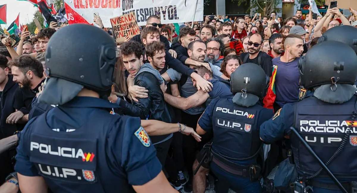 2133425_460-1 فرار تیم بسکتبال اسرائیل با اسکورت پلیس