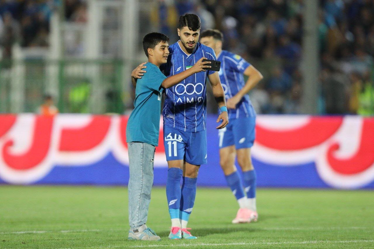 2134422_646 عکس| سلفی با ستاره استقلال وسط بازی!