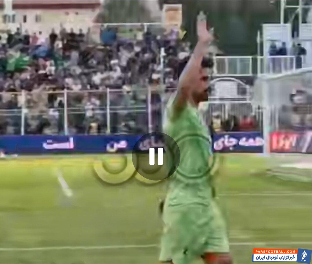 امید عالیشاه در واکنش به هو شدن توسط تماشاگران میزبان دست خود را بالا برد