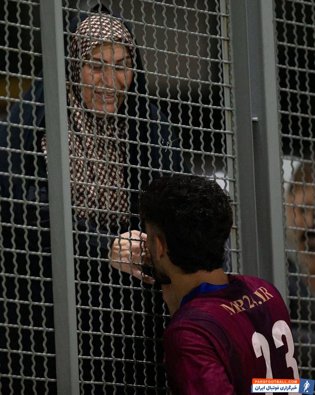 بوسه احمد محمدنژاد به دست مادرش در جشن پیروزی نساجی برابر مس کرمان