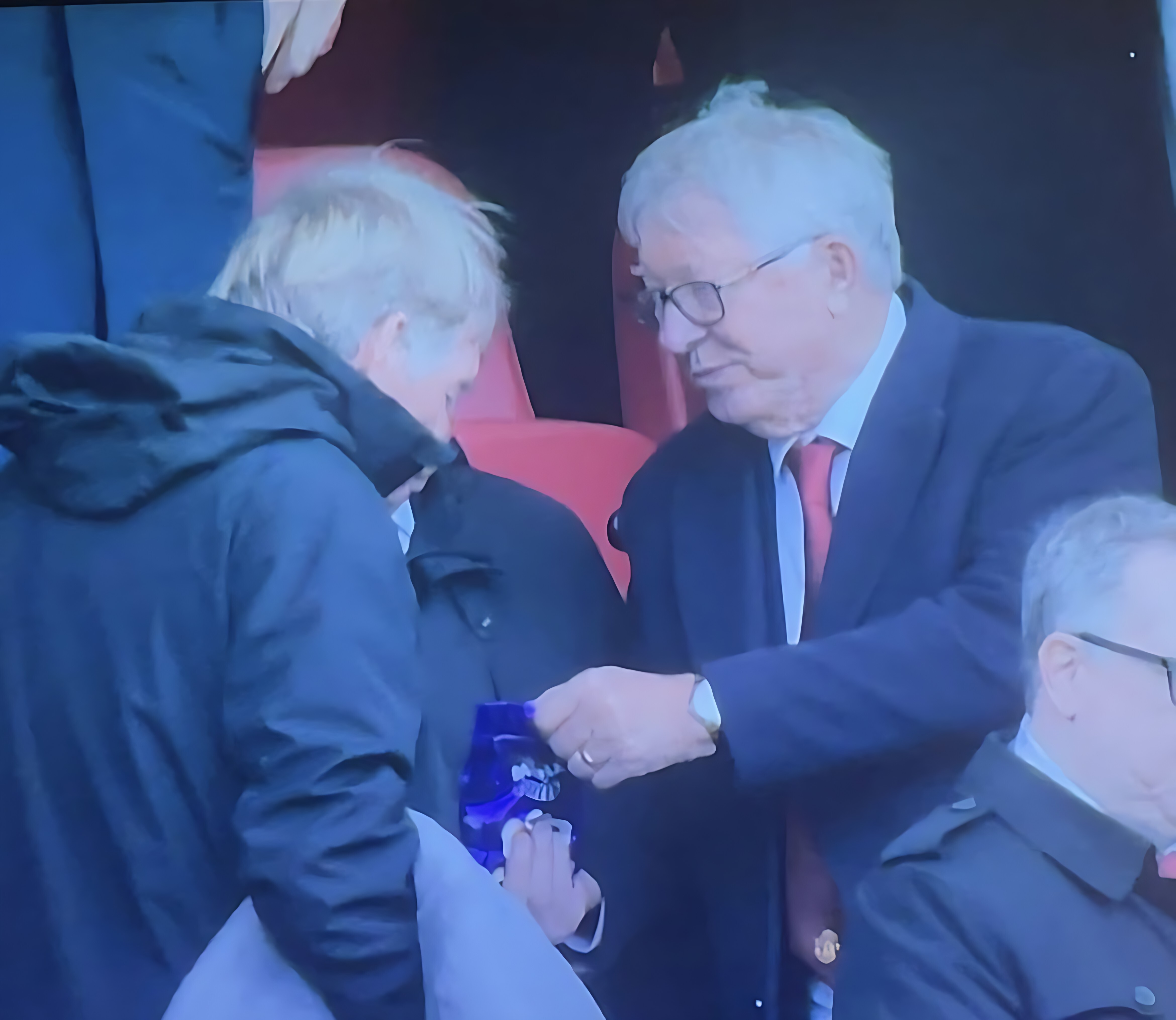 دیدار دوستانه میان دو دشمن قدیمی در آنفلید خبرساز شد/ برخورد جالب دالگلیش و فرگوسن در اوج رقابت لیورپول و منچستریونایتد دیدار دوستانه میان دو دشمن قدیمی در آنفلید خبرساز شد/ برخورد جالب دالگلیش و فرگوسن در اوج رقابت لیورپول و منچستریونایتد