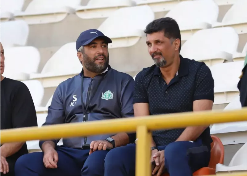  سید مجتبی حسینی سرمربی آلومینیوم از سکو ها برد تیمش برابر پیکان را جشن گرفت