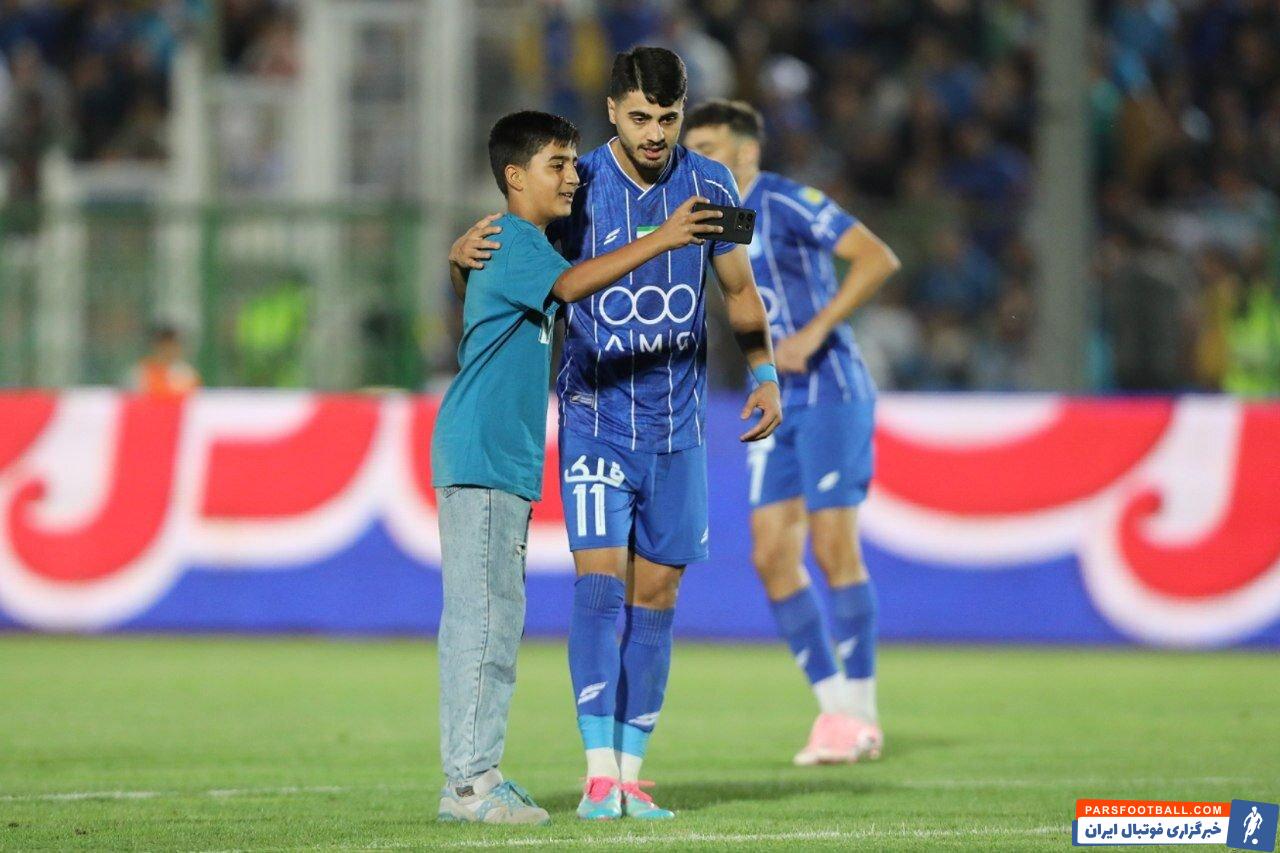 عکس یادگاری هوادار استقلال با سعید سحرخیزان در اواسط بازی با مس رفسنجان
