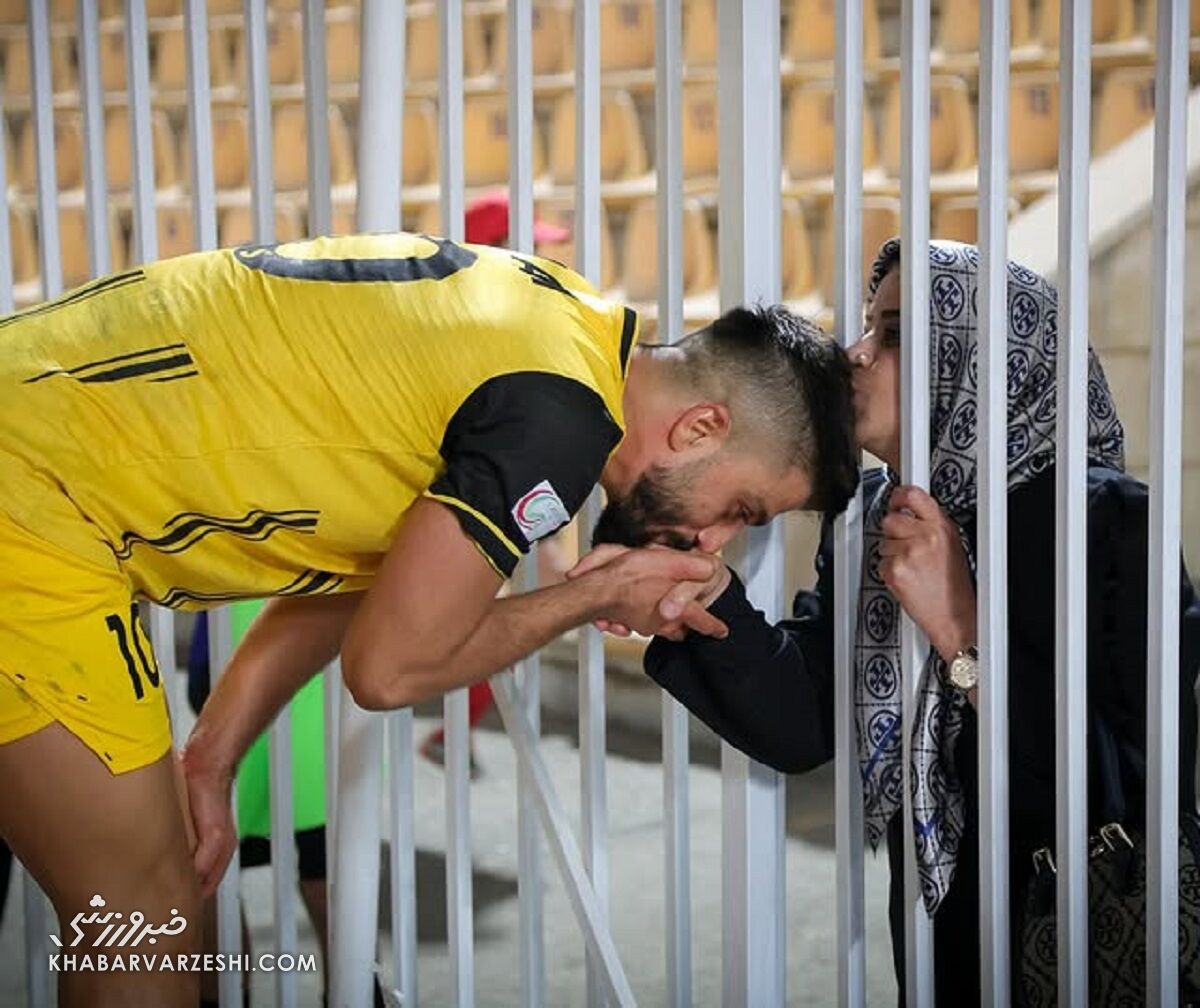 406952 بوسه بر دستان مادر؛ زیباترین عکس هفته فوتبال ایران