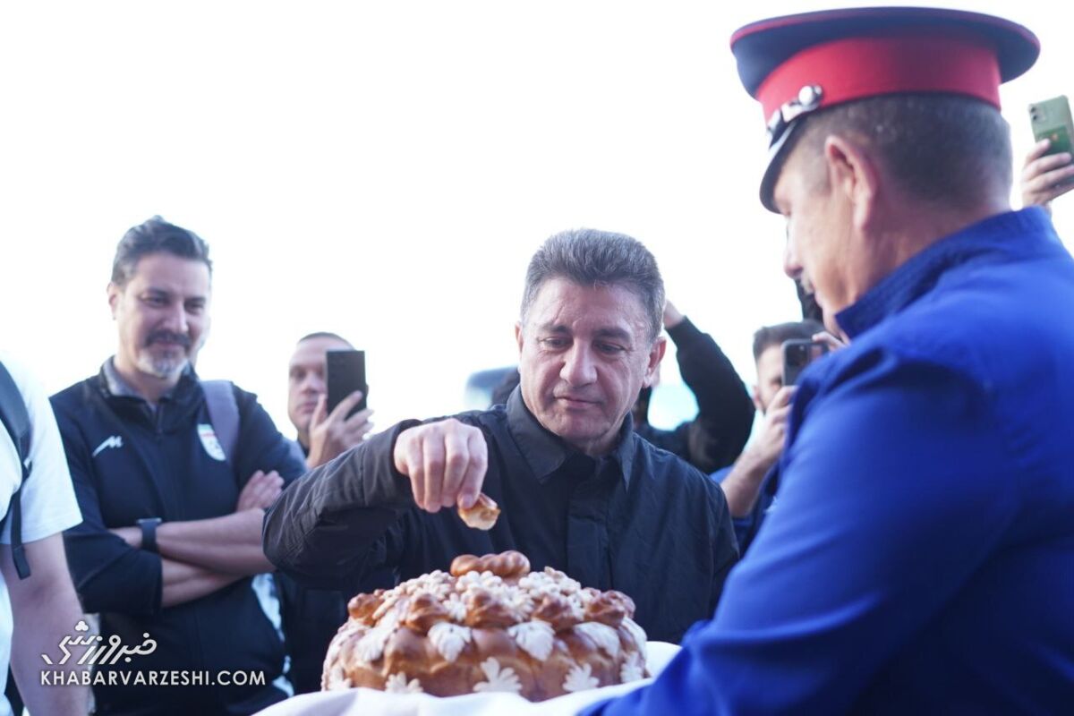 استقبال ویژه روس‌ها از تیم ملی فوتبال ایران/ قلعه‌نویی دست به کیک شد! +عکس