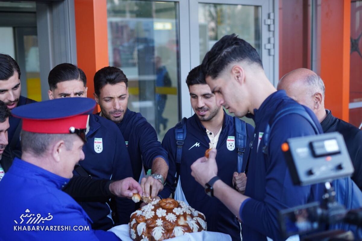 استقبال ویژه روس‌ها از تیم ملی فوتبال ایران/ قلعه‌نویی دست به کیک شد! +عکس
