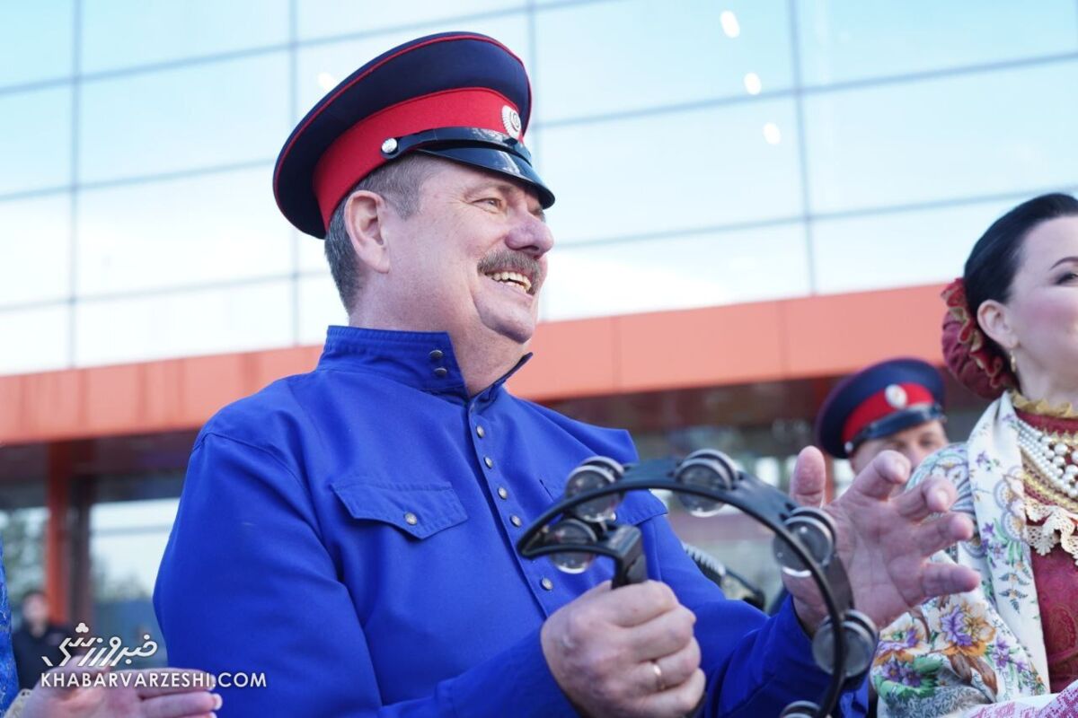 استقبال ویژه روس‌ها از تیم ملی فوتبال ایران/ قلعه‌نویی دست به کیک شد! +عکس