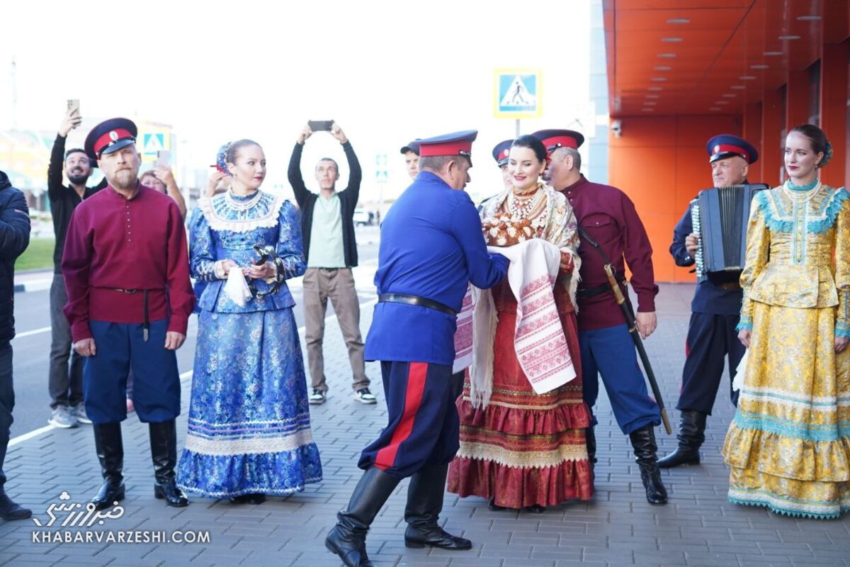 استقبال ویژه روس‌ها از تیم ملی فوتبال ایران/ قلعه‌نویی دست به کیک شد! +عکس