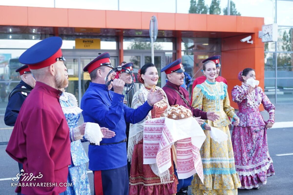 استقبال ویژه روس‌ها از تیم ملی فوتبال ایران/ قلعه‌نویی دست به کیک شد! +عکس