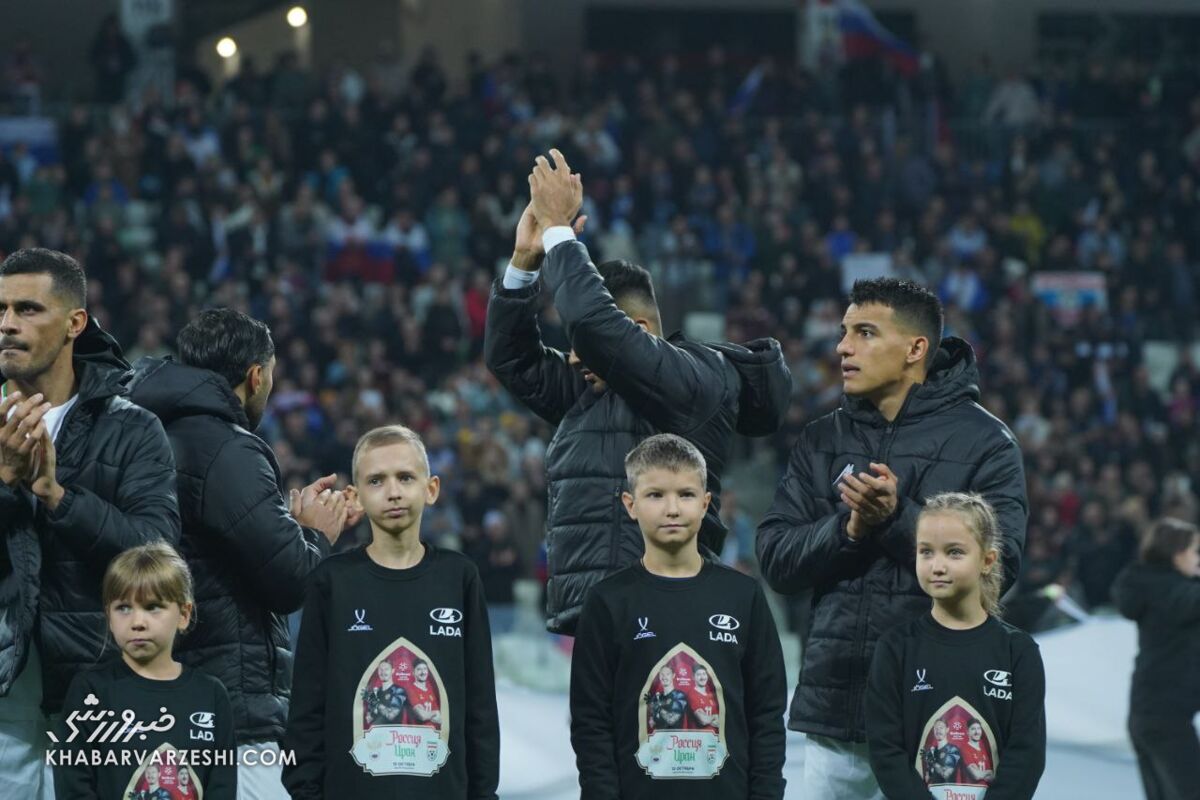 407260 ایران - روسیه در حد جام جهانی!/ نمایش شگفتانگیز با لباسهای غولپیکر +عکس و فیلم