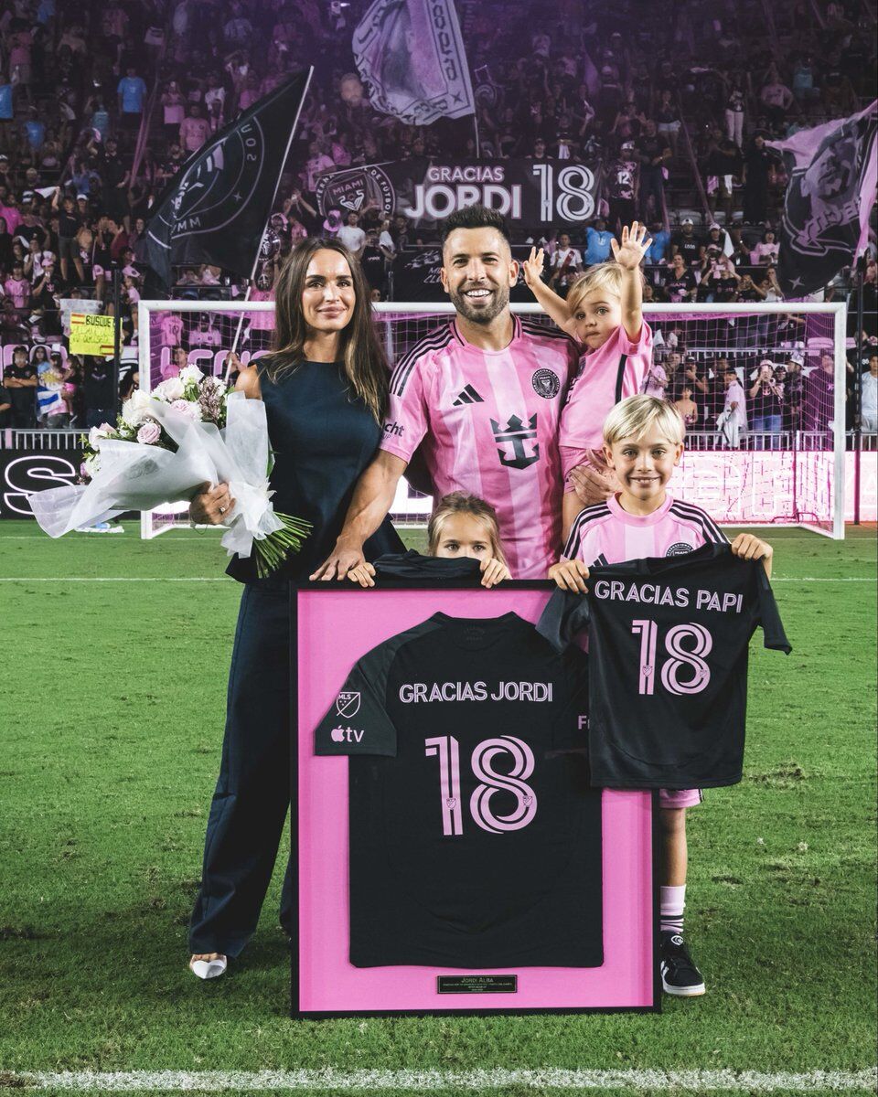 مراسم بزرگداشت جوردی آلبا در ورزشگاه چیس