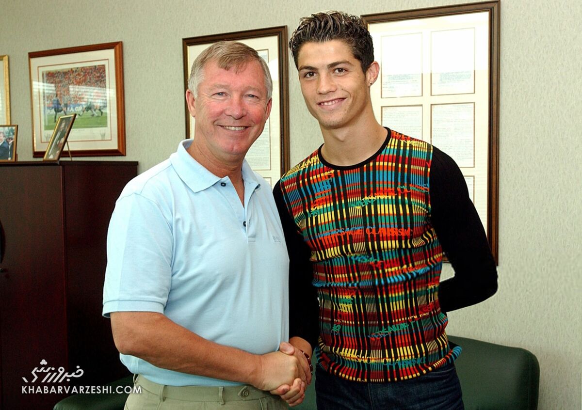 407493 کریستیانو رونالدو در کنار سر الکس فرگوسن هنگام امضای قرارداد با منچستریونایتد در سال 2003