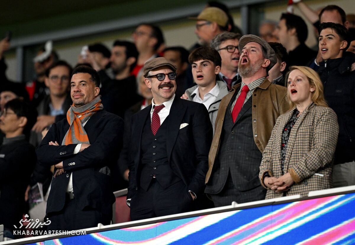 408662 جیسون سودیکیس و برندن هارت در حال تماشای بازی آرسنال-اتلتیکومادرید