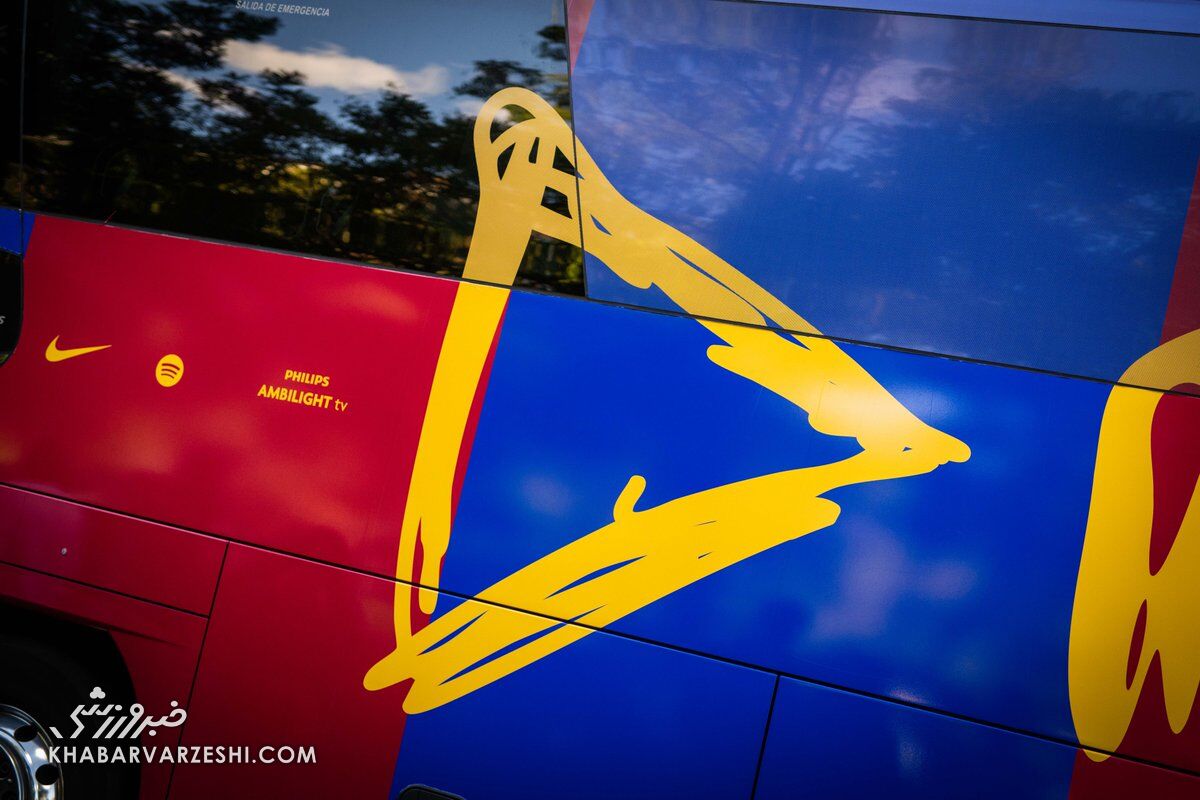 لوگوی آلبوم Play از اد شیرن روی اتوبوس بارسلونا در ال‌کلاسیکو