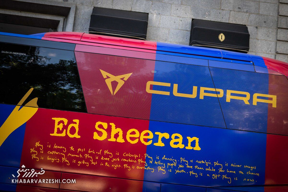 لوگوی آلبوم Play از اد شیرن روی اتوبوس بارسلونا در ال‌کلاسیکو