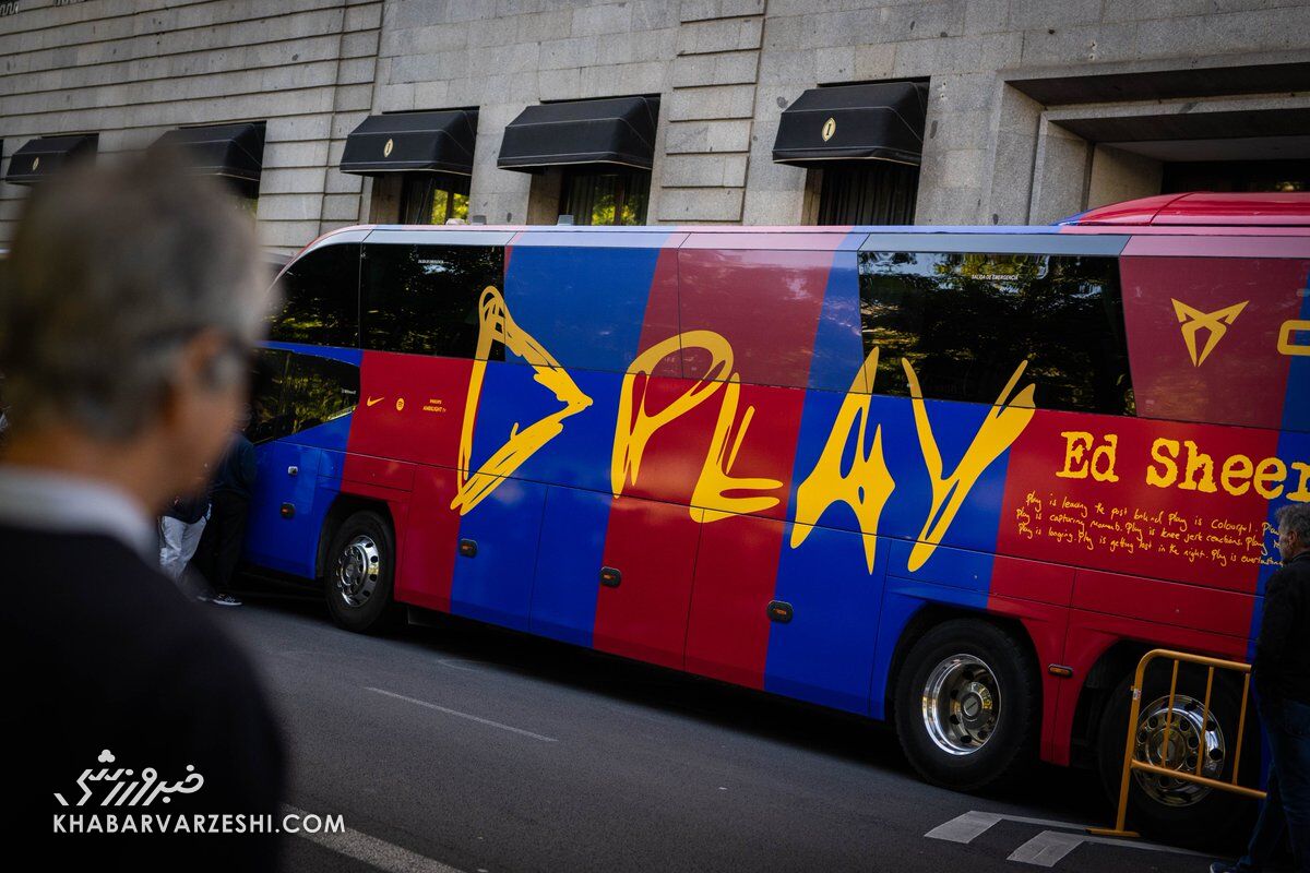 لوگوی آلبوم Play از اد شیرن روی اتوبوس بارسلونا در ال‌کلاسیکو