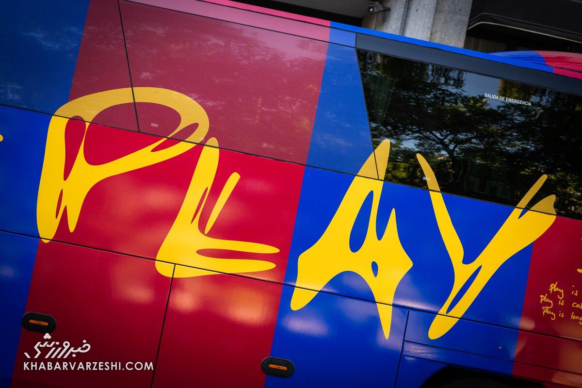 لوگوی آلبوم Play از اد شیرن روی اتوبوس بارسلونا در ال‌کلاسیکو