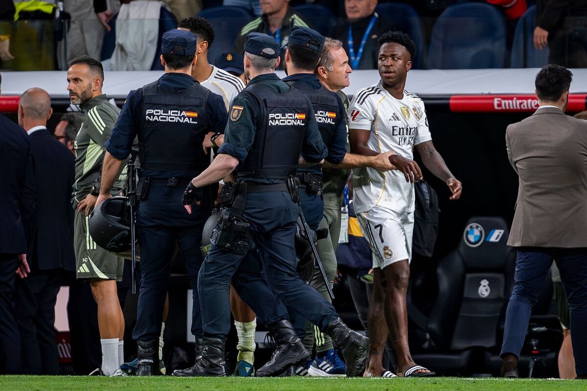 درگیری وینیسیوس با بازیکنان بارسلونا در الکلاسیکو