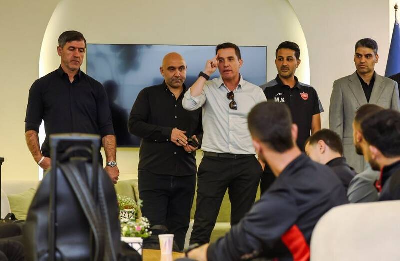 4527554-1 معارفه فرودگاهی اوسمار به بازیکنان پرسپولیس +عکس