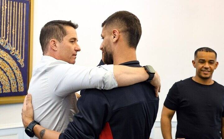 4527555 معارفه فرودگاهی اوسمار ویهرا به بازیکنان پرسپولیس