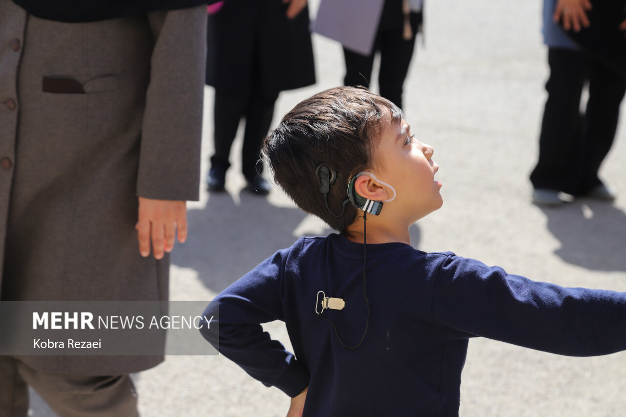 5704478 گوش کن با لب خاموش سخن می گویم!