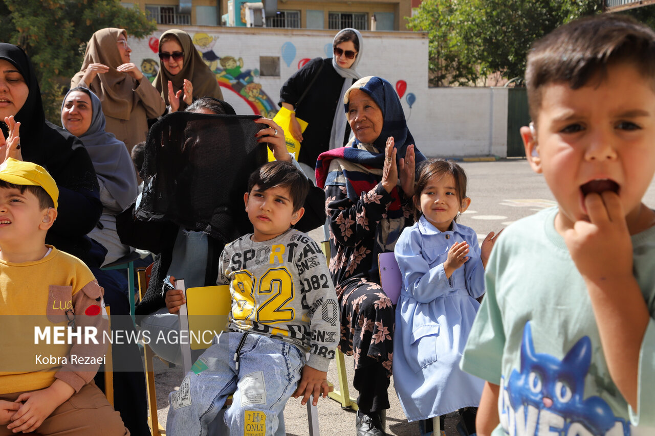 5704479 گوش کن با لب خاموش سخن می گویم!