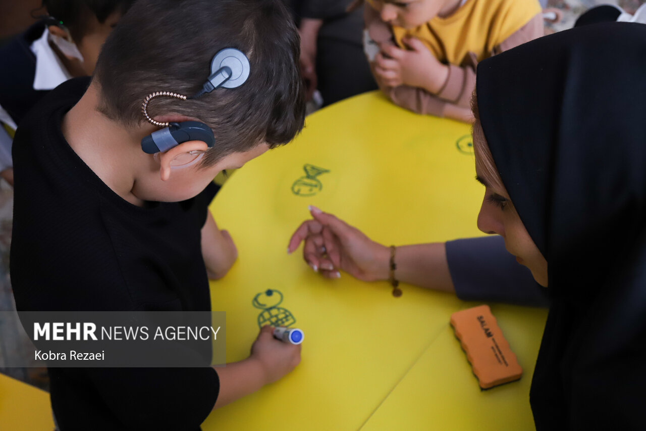 5704486 گوش کن با لب خاموش سخن می گویم!