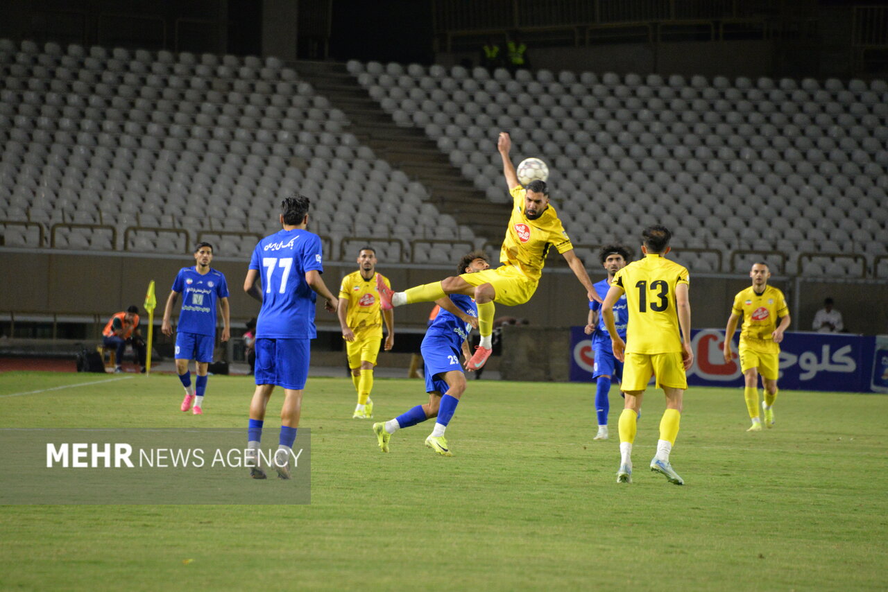 5708496 دلایل افت عجیب لیگ برتر/ حرکت فوتبال ایران به سمت منافع دلالها