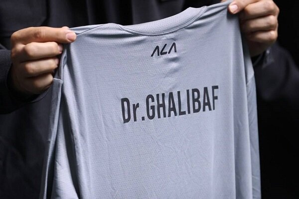 5711379 اهدای پیراهن تیم ملی کشتی به قالیباف