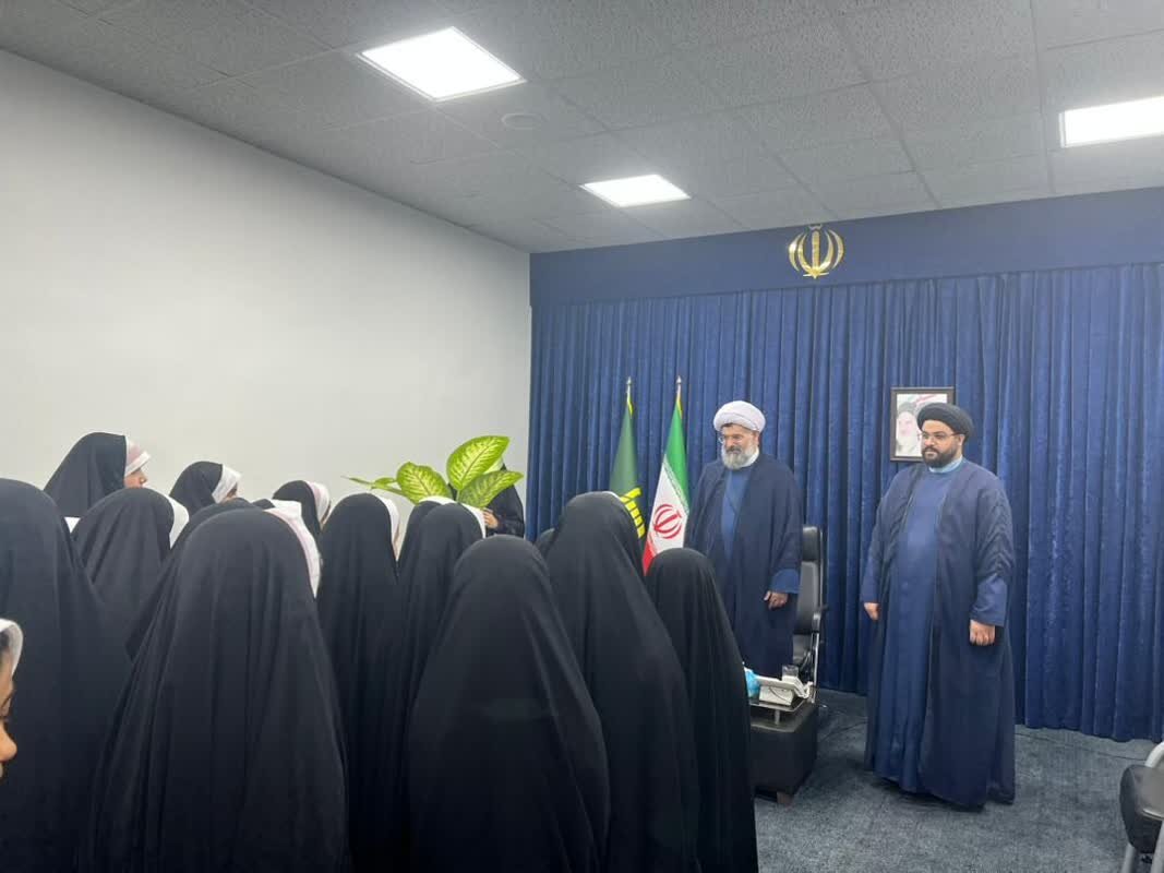 5735884 دانشآموزان دشتی نامههای خود به رهبر انقلاب را به امام جمعه سپردند