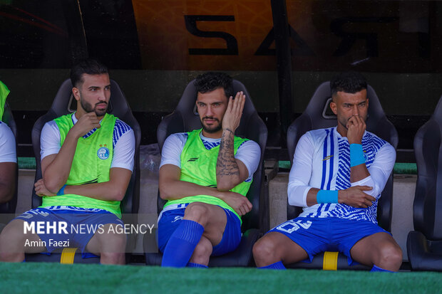 5743058 برخی بازیکنان برای خودشان بازی میکنند/ سه آبیپوش بروند بهتر است!