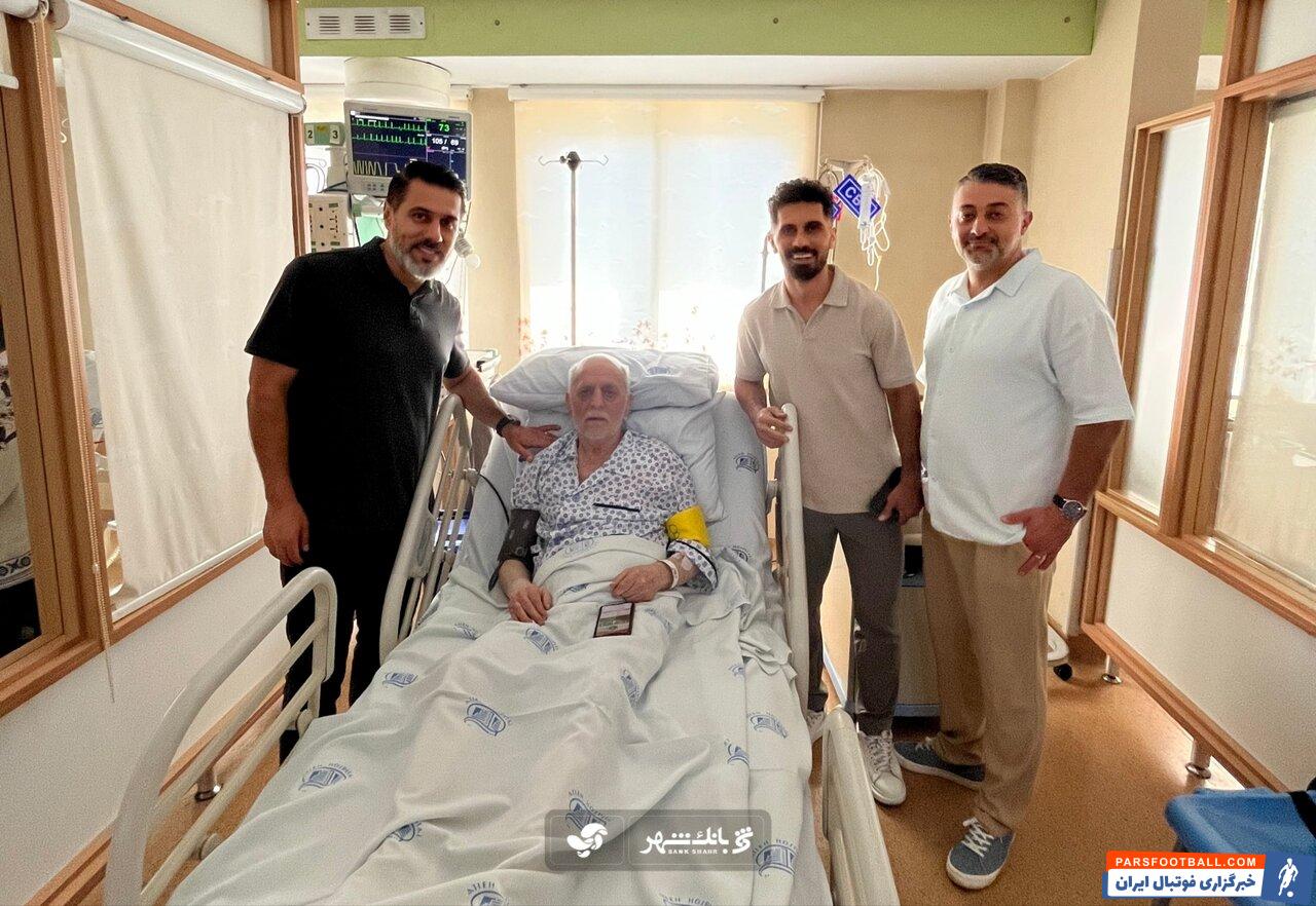 امید عالیشاه کاپیتان پرسپولیس به عیادت محمود خوردبین در بیمارستان رفت