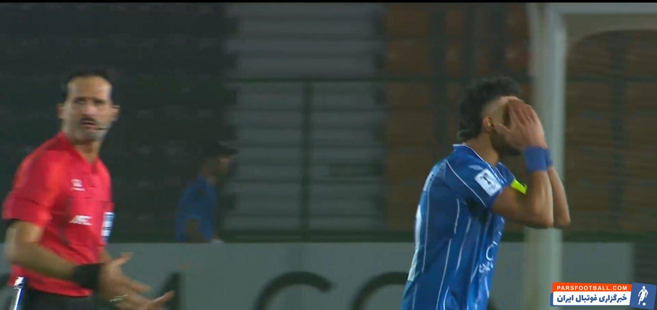 رامین رضاییان نیمه اول چندان موفقی نداشت و در موقعیت هایی که می توانست با ارسال دقیق یا ضربه به سمت دروازه خلق موقعیت کند. بی دقت عمل کرد. فرصت برای استقلالی ها از دست رفت.