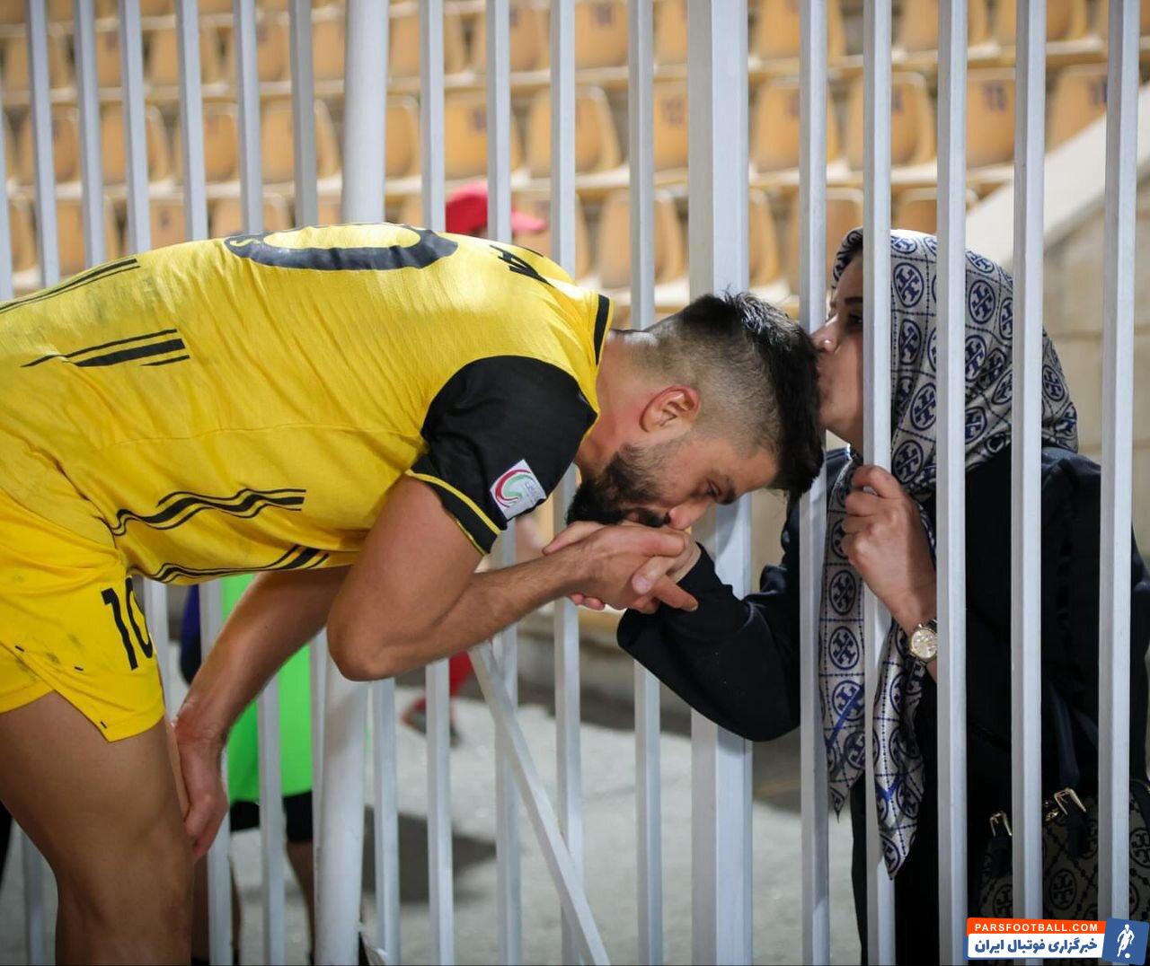 تصویری از بوسه فردین نجفی بازیکن فجرسپاسی بر دستان مادرش 