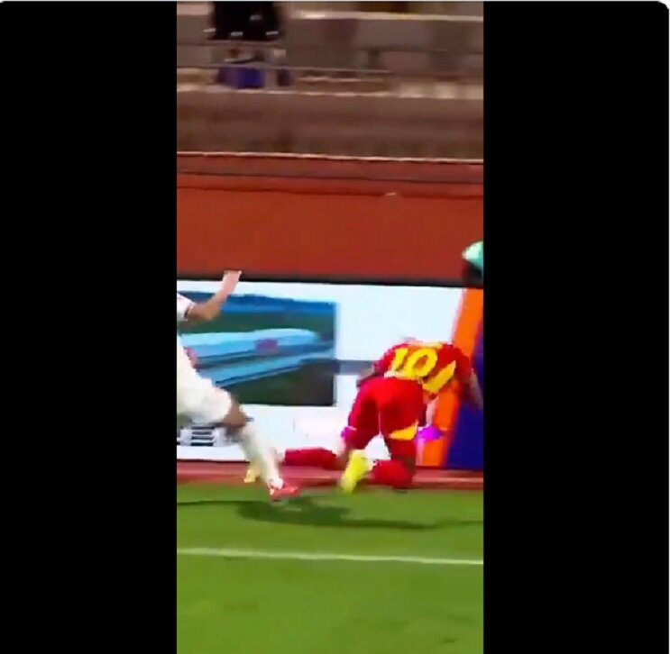 برخورد فوتبالیست توگویی با تابلوهای تبلیغاتی