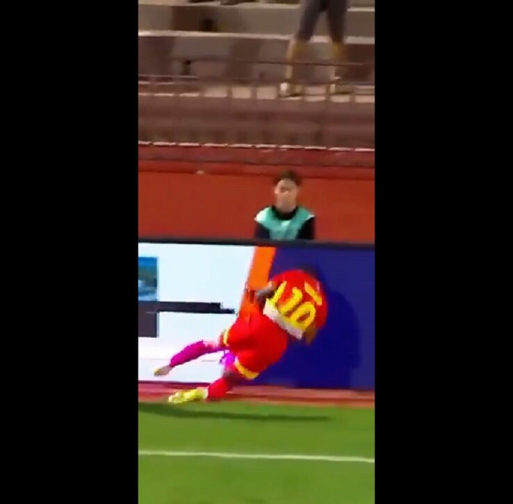 عکس از برخورد فوتبالیست توگویی با تابلوهای تبلیغاتی لیگ چین