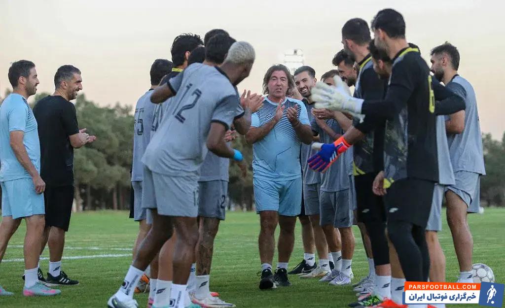 بازیکنان استقلال تولد ریکاردو ساپینتو را در تمرین جشن گرفتند