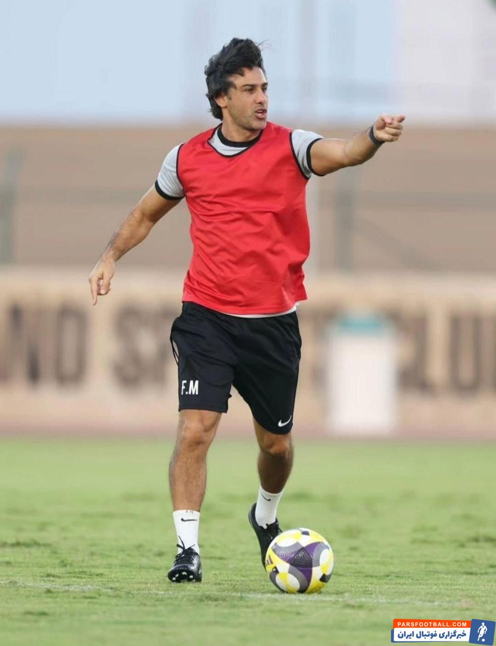 فرهاد مجیدی با کاور قرمز رنگ در تمرین البطائح امارات شرکت کرد